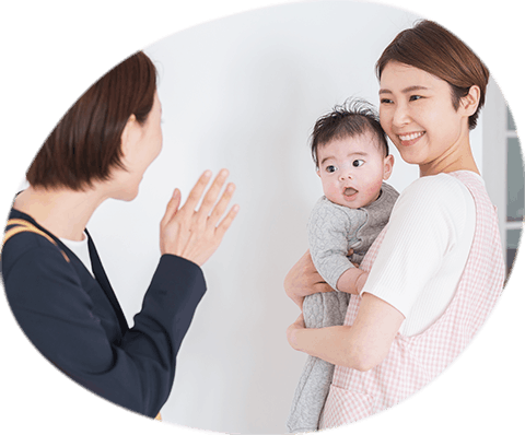 園児を預かり母親と挨拶する先生