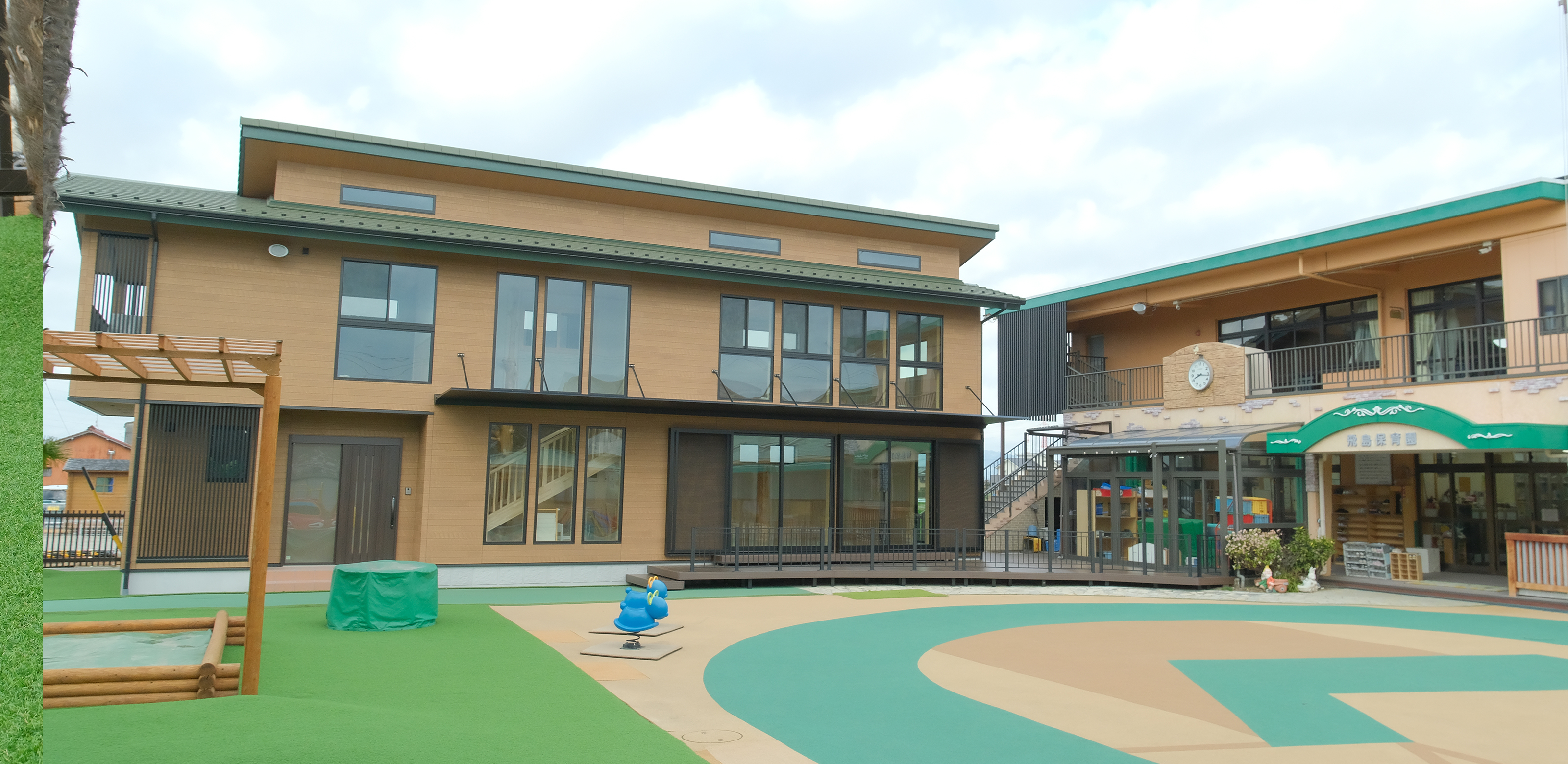 園の外観と園庭