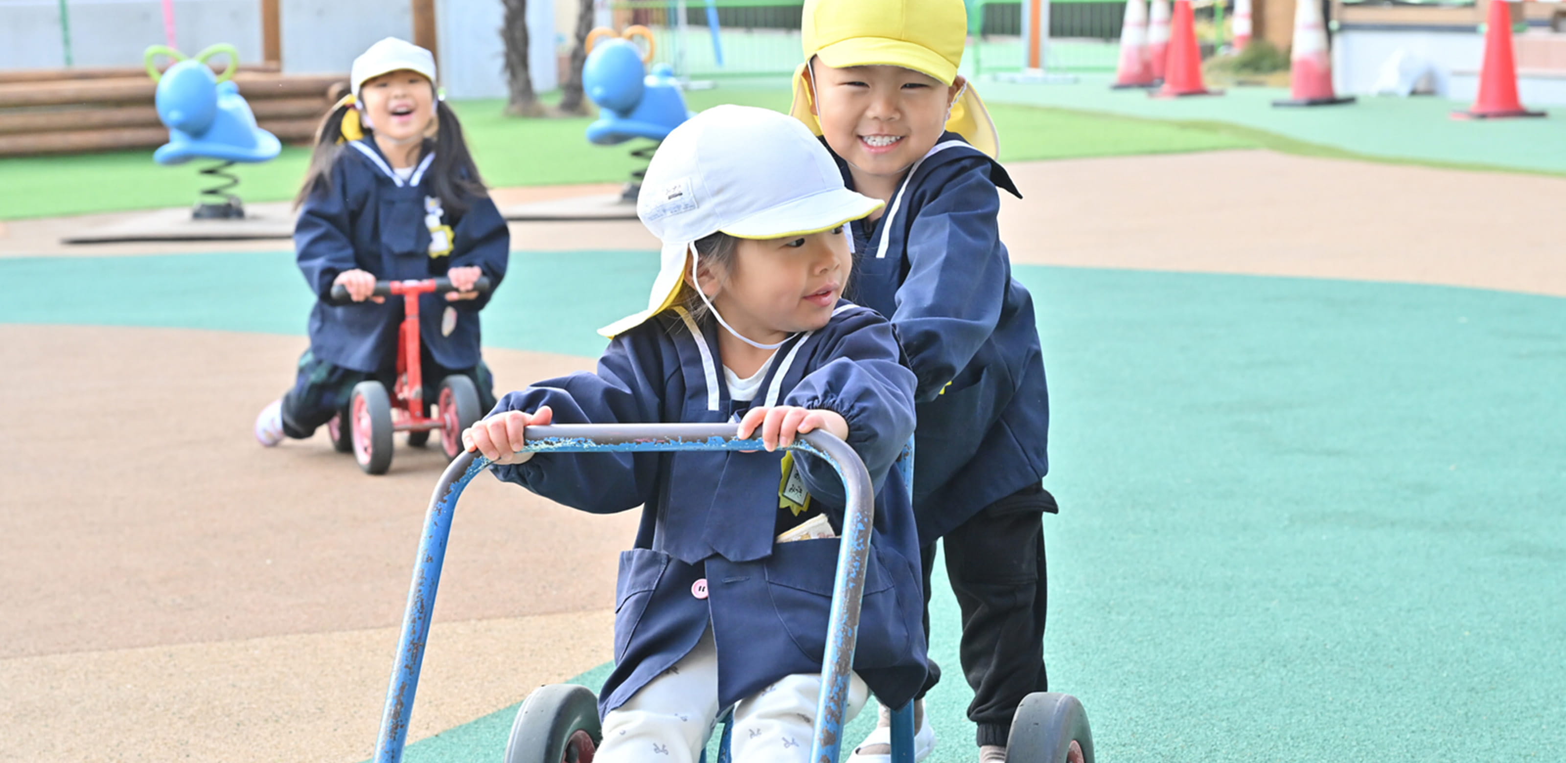 園児同士で遊ぶ様子