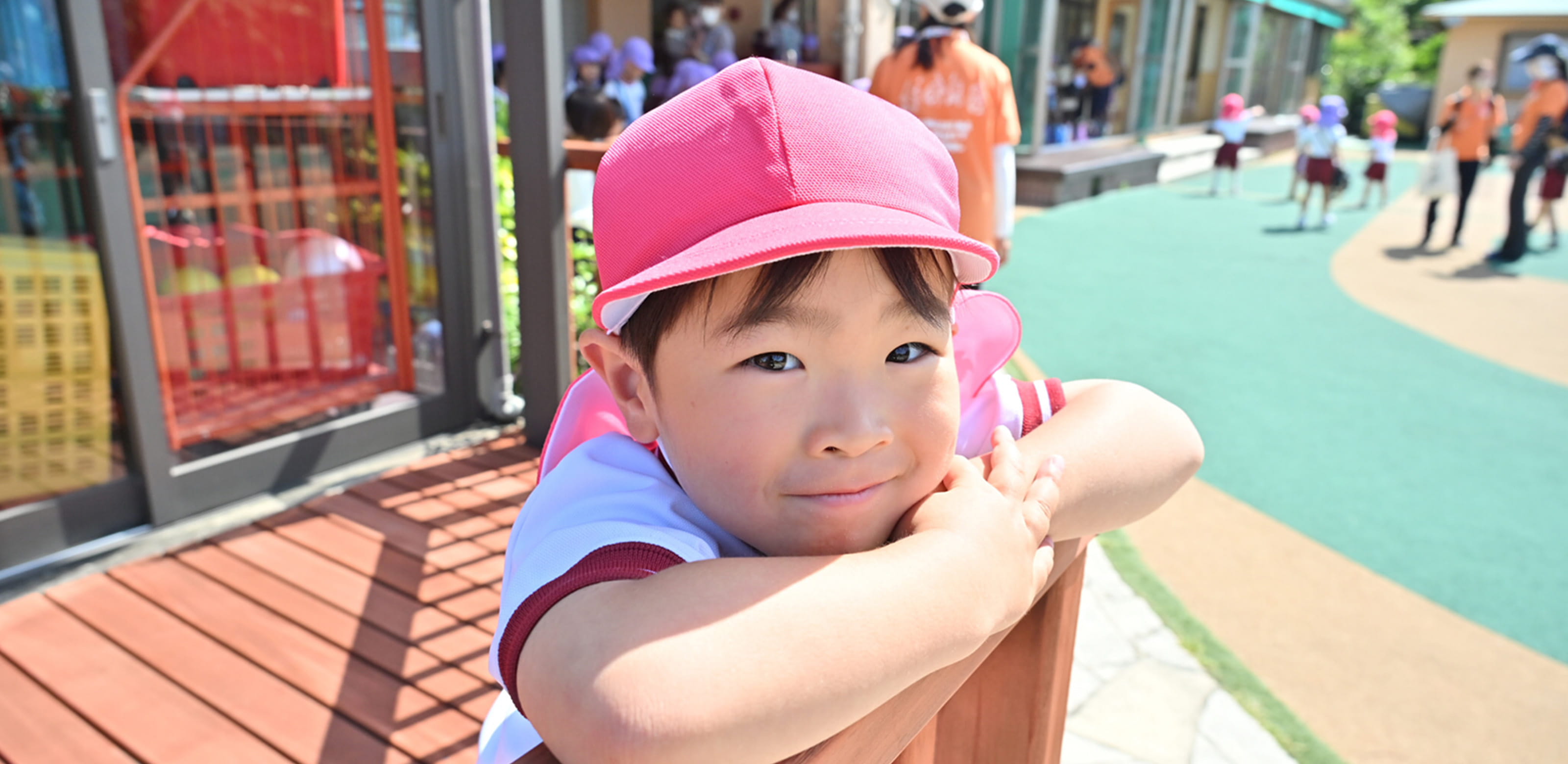 赤い帽子を被った園児のアップの笑顔